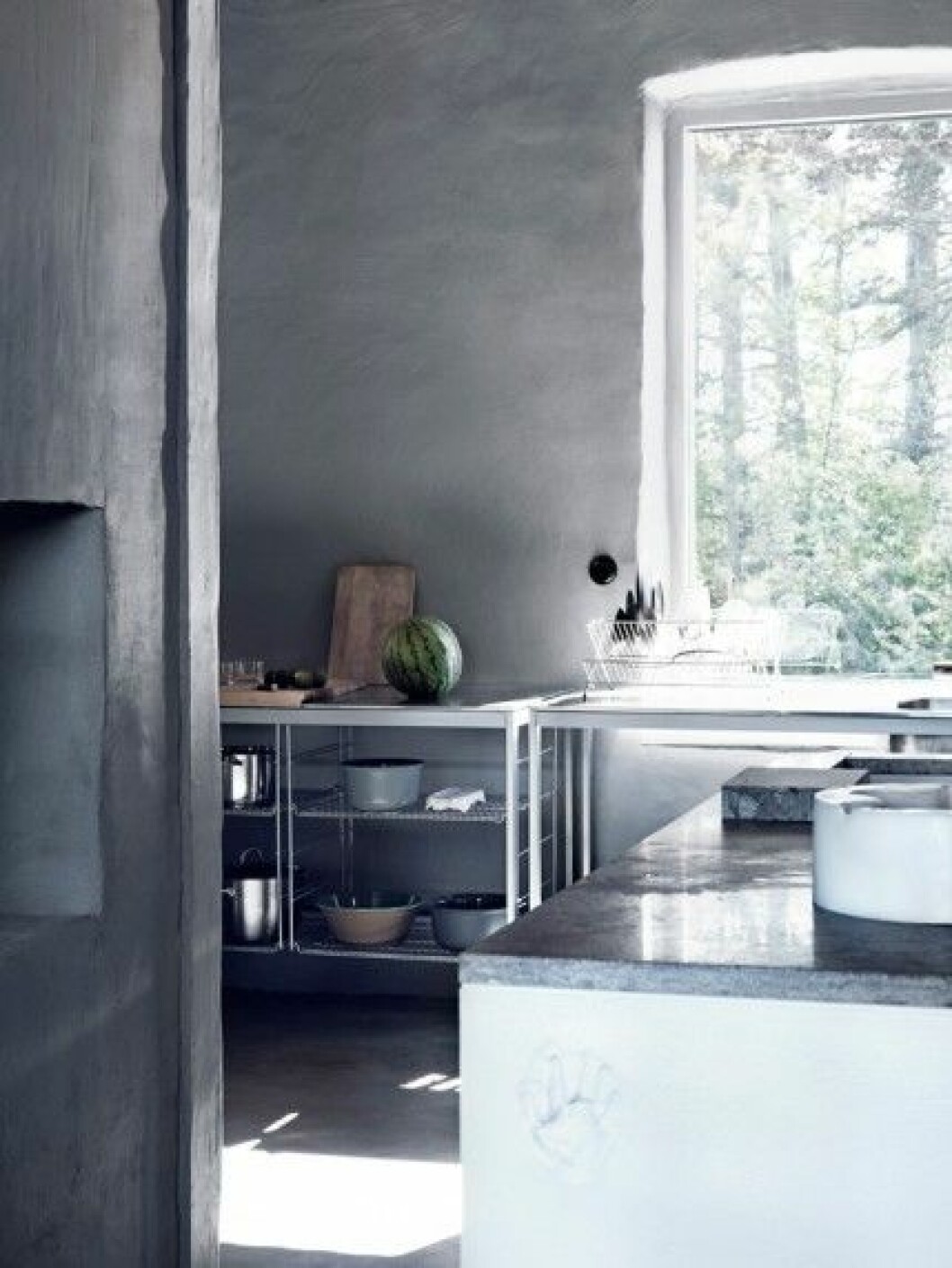Det stora fönstret släpper in naturen utanför. Kök från Ikea och bänkskiva från Gotlands Kalkstensfabrik. kök-grått-kalksten-industriellt-inspiration-foto-jonas-ingerstedt