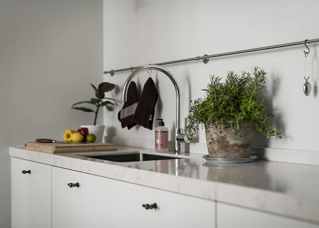 Låt bara det nödvändiga och det som höjer stilkänslan stå på köksbänken. Foto: Marcus Stork Inredning: Zaba Fröberg för <a href="https://www.instagram.com/alexanderwhitesthlm/?hl=sv" target="_blank" rel="noopener">Alexander White</a>/mäklare: Anna Herin Låt bara det nödvändiga och det som fixar stilen stå på köksbänken.