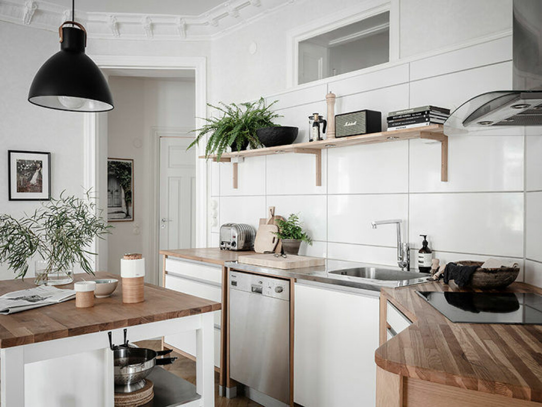 Dekorera köket med personliga detaljer för ett snyggt, genomtänkt intryck. Foto: Anders Bergstedt Styling: Elli Roshandel för Entrance mäkleri/mäklare: Erika Bergholm Detaljerna gör mycket för intrycket i köket