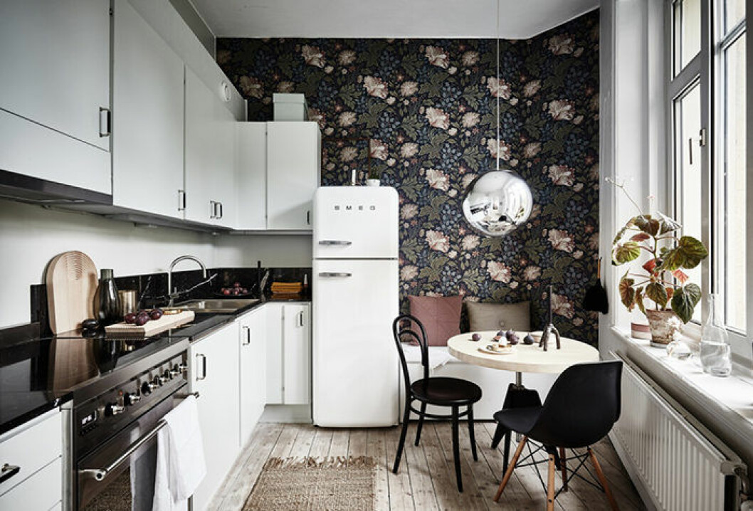 En bänk med mjuka textilier och ett litet bord gör mycket för intrycket! Foto: Anders Bergstedt Styling: Joanna Bagge/Kvart Interiör för <a href="https://www.instagram.com/ahrefastighetsbyra/?hl=sv" target="_blank" rel="noopener">Ahre</a> Lägg till en sittplats i köket för en mysigare inredning