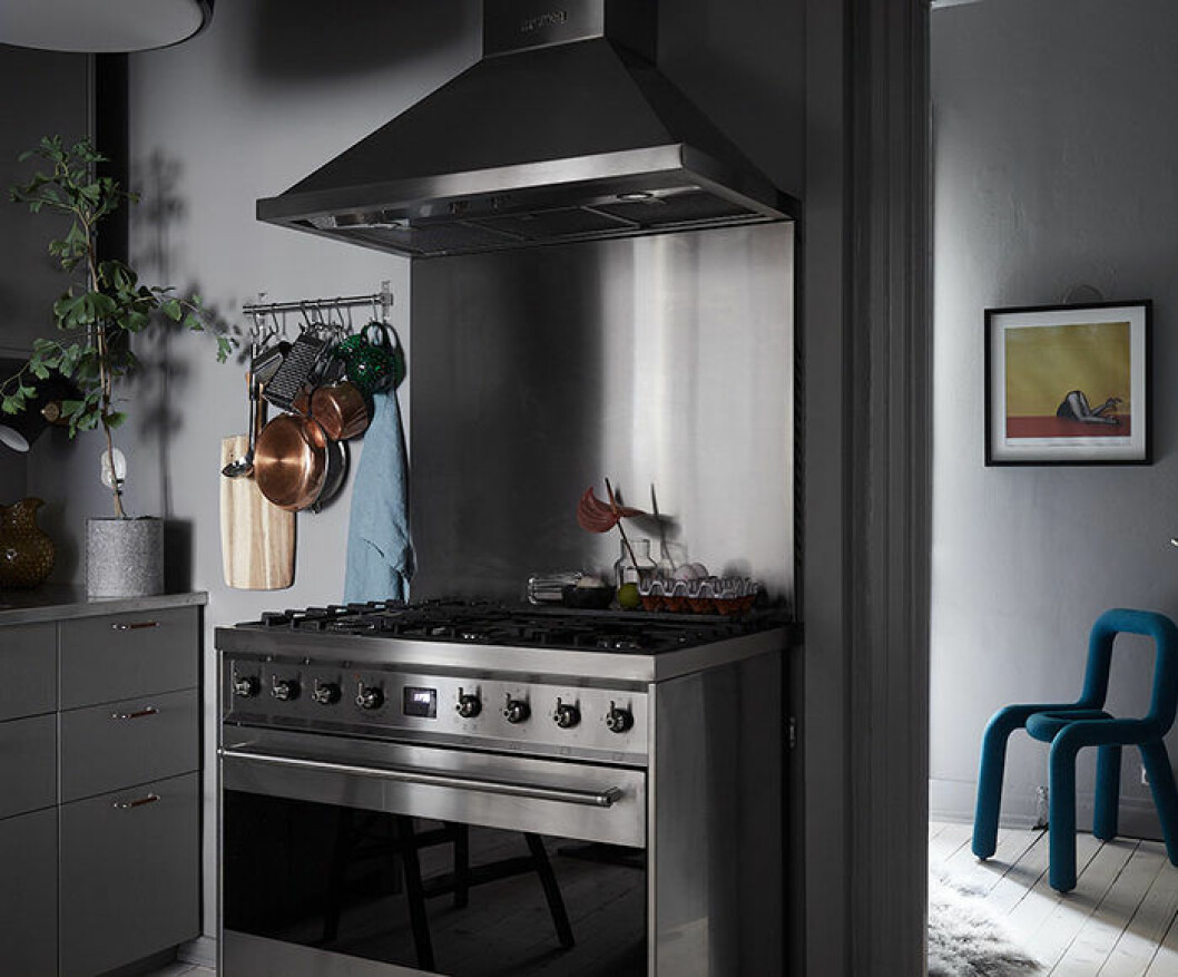 Kastruller och slevar bör vara placerade nära spisen för en smidig vardag. Foto: Fredric Boukari Styling: Sand för <a href="https://www.instagram.com/historiskahem/" target="_blank" rel="noopener">Historiska Hem</a>/mäklare: Mattias Lantto Välplanerat kök i rostfritt