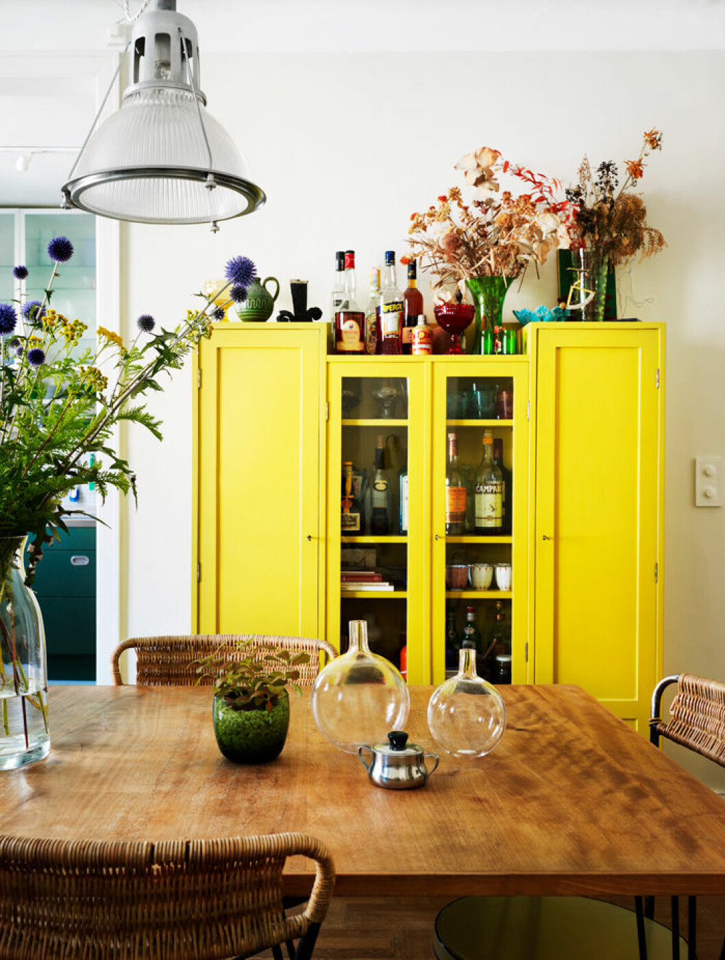 Foto Patric Johansson, styling Anna Ranung. Ur reportaget <a href="https://www.elle.se/decoration/hemma-hos-lat-den-roda-traden-bli-gul/">”Låt den röda tråden bli gul”</a>. kok-inspiration-gult-vitrinskap-barskap-foto-Patric-Johansson