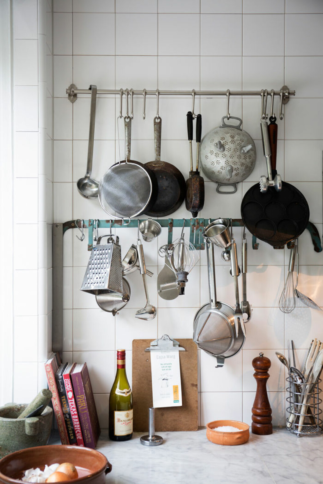 Styling: Gill Renlund Foto: Johan Sellén <a href="https://www.elle.se/decoration/hemma-hos-industriellt-i-funkislagenheten/">Syns i: Industriellt i funkislägenheten </a> Häng köksredskapen på väggen tack vare väggförvaring