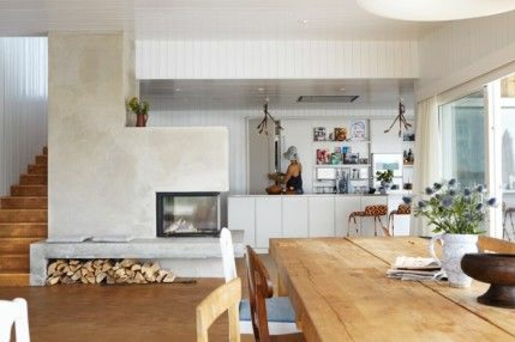 Köket kommer från Kvänum och lyses upp av <em>Kvist</em>-lampor i taket, design Jonas Bohlin för Örsjö Belysning. Barstolarna vid köksbänken är från kollektionen <em>Flo</em>, ritad av Patricia Urquiola för Driade. kök-kvänum-lampor-kvist-jonas-bohlin-örsjö-belysning-öppen-spis-foto-magnus-anesund