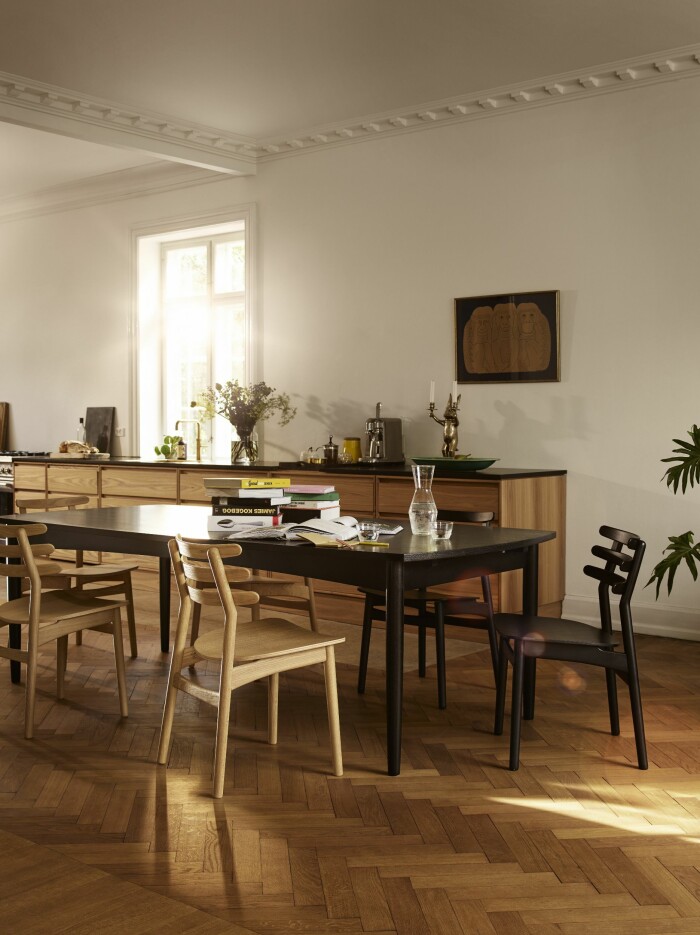 2021 vill vi inreda med mycket trä för en taktil, hemtrevlig och naturnära känsla i hemmet. Foto: FDB Möbler kök och matplats i trä från danska FDB Möbler