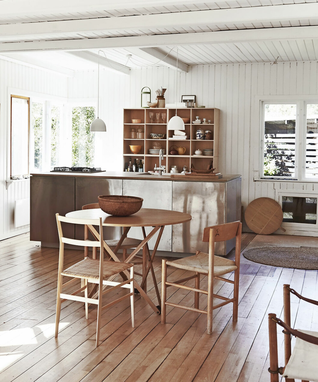 Trävurm i köket hos Nanna Alsbjerg. Foto: Nicoline Olsen Styling: Hanne Vind | Syns i: <a href="https://www.elle.se/decoration/hemma-hos/naturnara-dromoas-med-tra-i-fokus/" target="_blank" rel="noopener">Naturnära drömoas med trä i fokus</a> Kök i rostfritt och trä - skapa stilen