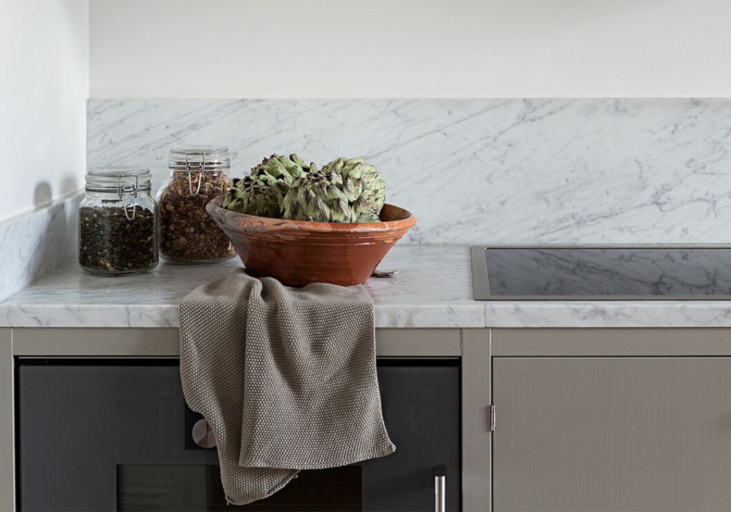 Kronärtskockor och olika kålsorter har blivit en ny trenddetalj i stylade kök på Hemnet. Foto: Johan Spinnell Styling: Charlotte Lindholm för Historiska hem/mäklare: Henriette Gerson Kronärtskockor är en stylingtrend i köket