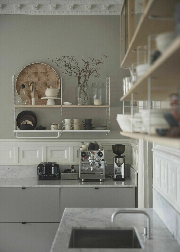 Syns i: "<a target="_blank" href="https://www.elle.se/decoration/hemma-hos-keramikern-kajsa-cramer/8194167">Harmoniskt och modernt hemma hos keramikern</a>". kök med bröstpanel