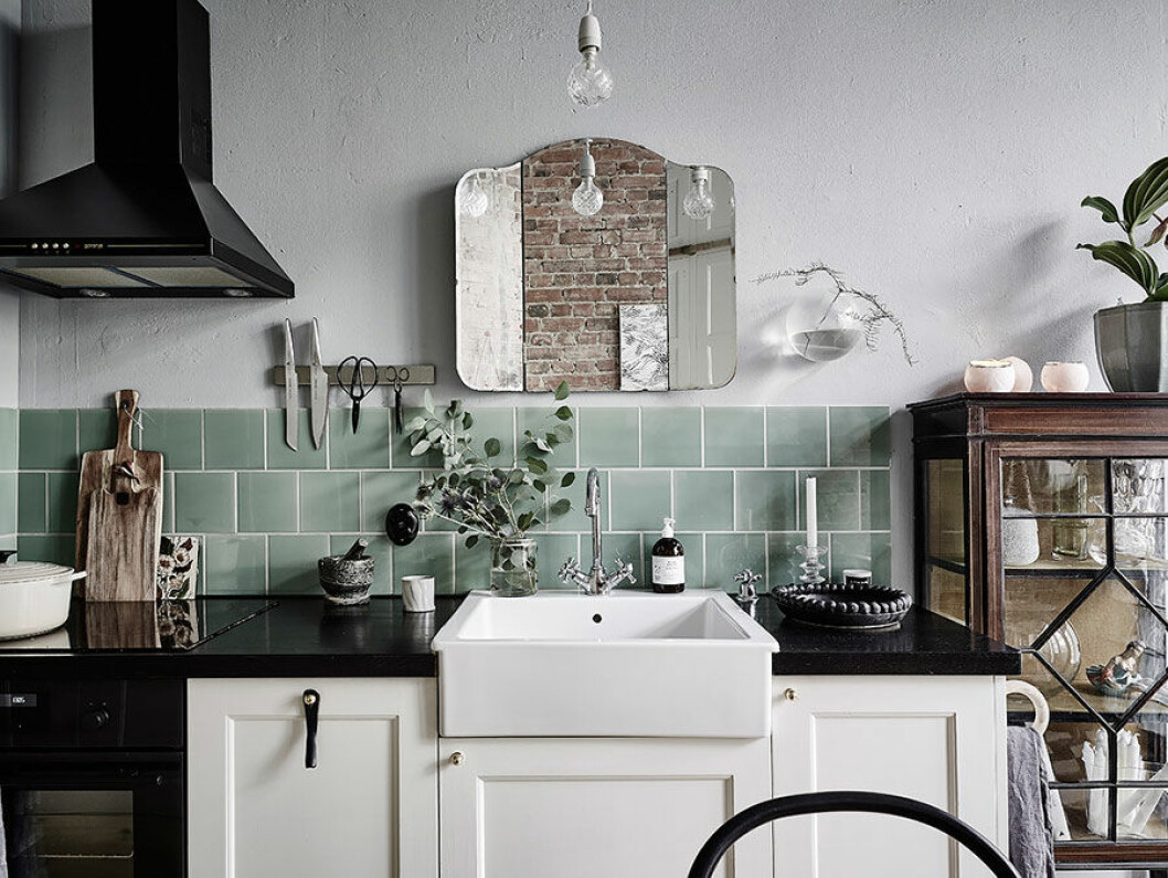 Foto: Anders Bergstedt Syns i: <a href="https://www.elle.se/decoration/till-salu-ett-av-de-charmigaste-hem-vi-nagonsin-sett/">Charmigaste hemmet vi någonsin sett!</a> Svart köksbänk och mintgrönt kakel