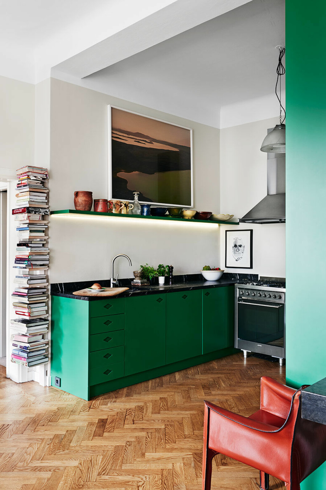Foto: Jonas Ingerstedt Syns i: <a href="https://www.elle.se/decoration/sekelskifte-moter-funkis-och-massor-med-farg/">Sekelskifte, funkis och massor av färg!</a> gröna köksluckor
