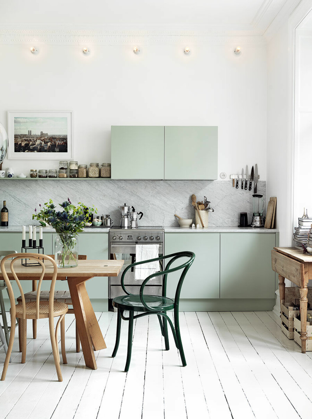 Foto: Petra Bindel Styling: Emma Persson Lagerberg Syns i: <a href="https://www.elle.se/decoration/ett-av-tidernas-mest-inspirerande-hemma-hos-reportage/">Stylistens hem med det helt perfekta köket</a> Mintgröna köksluckor.