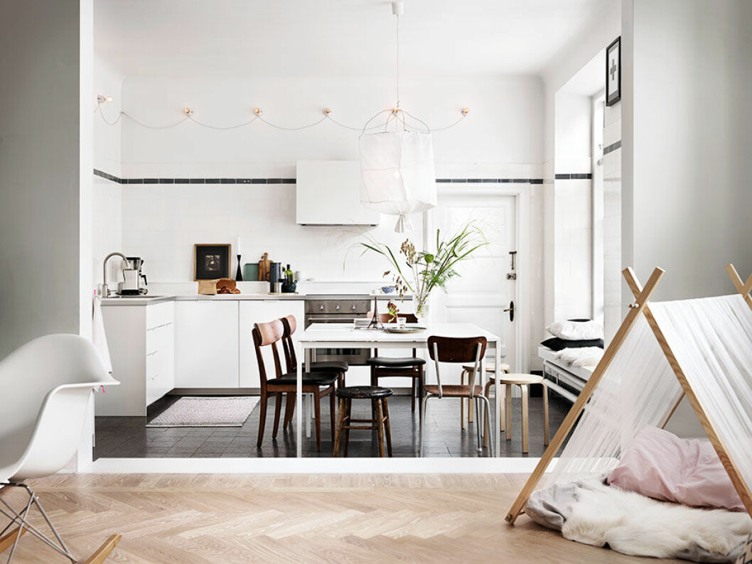 Foto: Petra Bindel, styling: Emma Persson Lagerberg. Ur reportaget <a href="https://www.elle.se/decoration/ljust-frascht-och-supersnyggt-i-gamla-mjolkbutiken/">”Ljust och fräscht och supersnyggt i gamla mjölkbutiken”.</a> Kök med tält