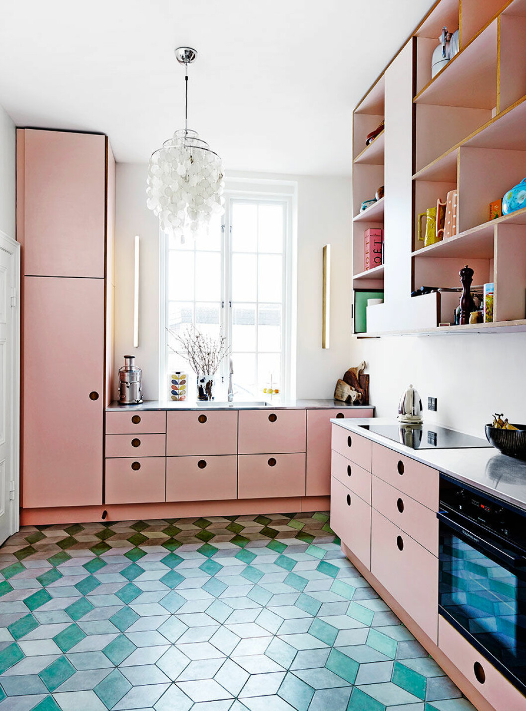 Styling: Helle Walsted Foto: Wichmann + Bendtsen Photography Syns i: <a href="https://www.elle.se/decoration/fargexplosion-unika-mobler-och-ett-helt-magiskt-kok/">Färgfyrverkeri och ett fantastiskt kök </a> Kök med rosa köksluckor.