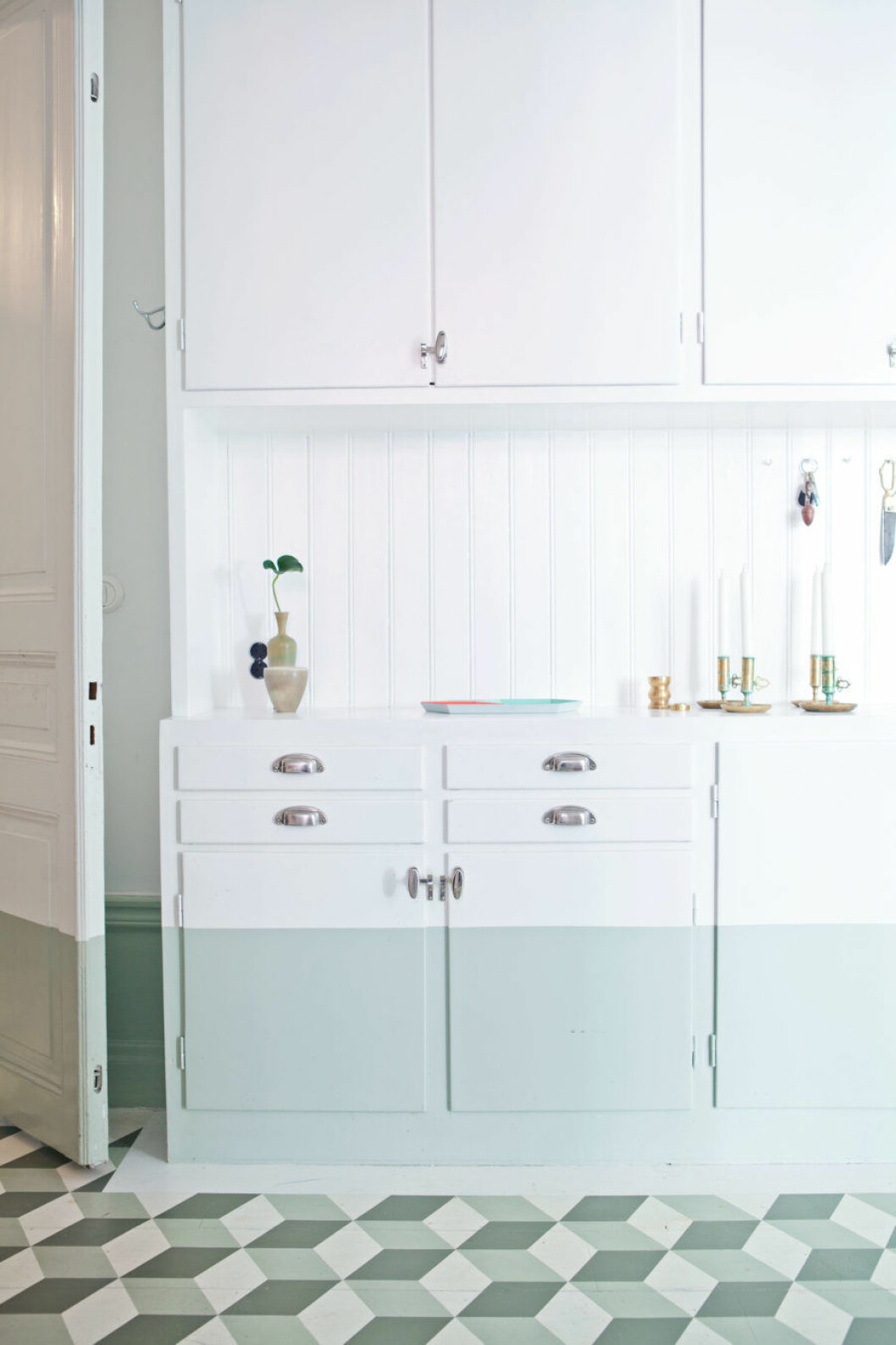 Foto: Lina Eidenberg Adamo, styling: Isabelle Olander. Ur reportaget <a href="https://www.elle.se/decoration/sa-blev-hemmet-ett-platsbyggt-paradis/">”Så blev hemmet ett platsbyggt paradis”.</a> Mönstrat köksgolv och vita träväggar