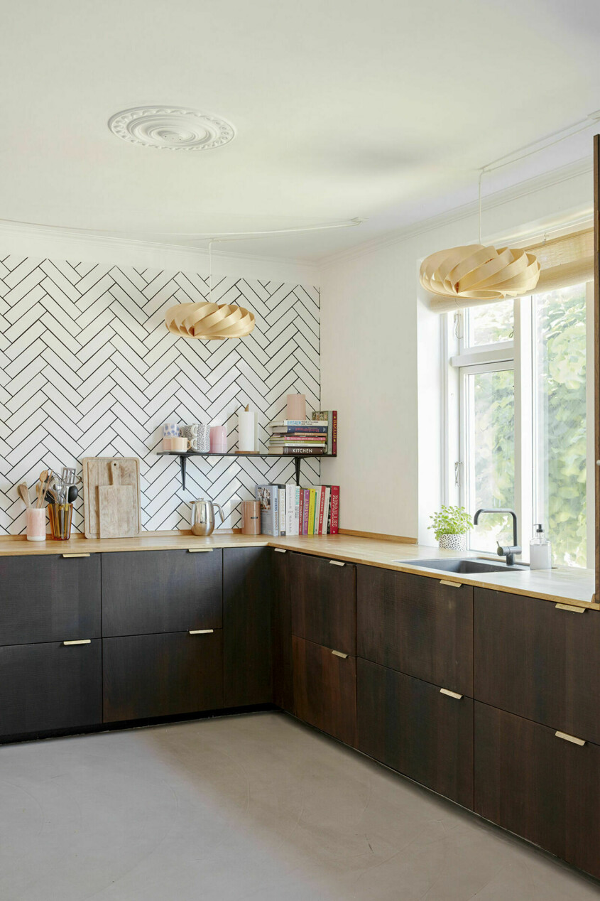 <span class=" bold" data-lab-bold_desktop="bold">Tips!</span> För dig som är förtjust i kontrast, låt rummets platsbyggda komponent gå i kontrasterande ton. Foto: Mia Mortensen | Syns i: <a target="_blank" href="https://www.elle.se/decoration/i-villan-dar-starka-farger-och-dova-pasteller-mots/8724327" class="">I villan i Odense möts starka färger och dova pasteller</a>. Platsbyggd köksförvaring