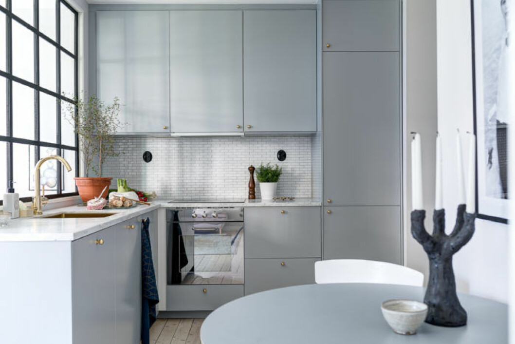 Foto: Christian Olsson/<a href="http://www.clearcutfactory.com/" target="_blank" rel="noopener">ClearcutFactory</a> för <a href="http://www.husmanhagberg.se/" target="_blank" rel="noopener">Husman Hagberg</a> Styling: Siri Netzell Gärde/<a href="http://mainstreetstockholm.com/index.html" target="_blank" rel="noopener">Mainstreet Stockholm</a> köksluckor i ljusblått med guldknoppar
