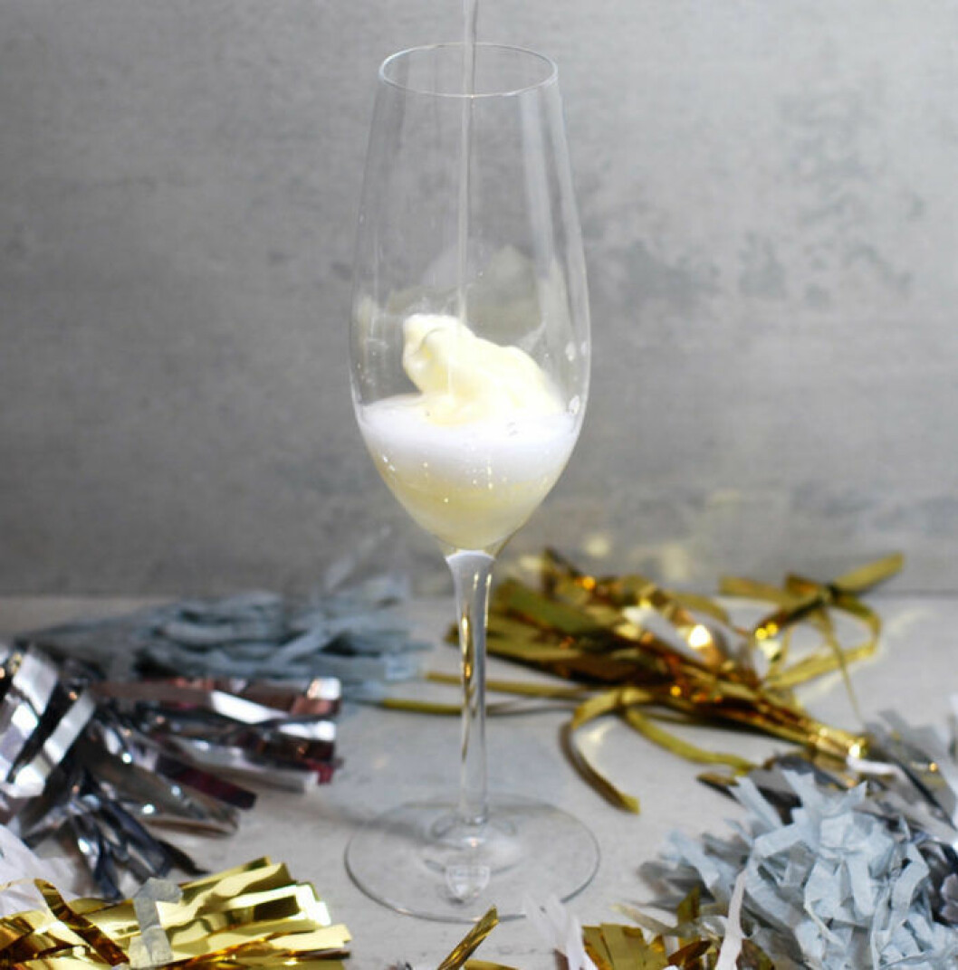 Champagnecooler med Tom Collins-sorbet. Champagnecooler med Tom Collins-sorbet.