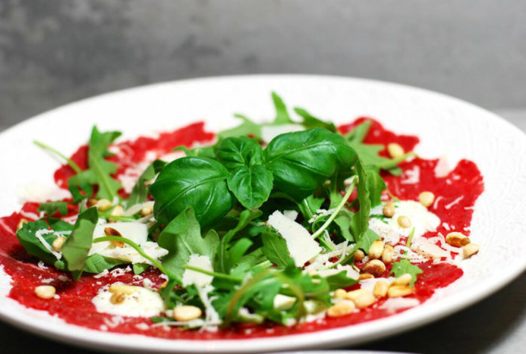 Oxfilécarpaccio med parmesan & tryffelkräm. Oxfilécarpaccio med parmesan & tryffelkräm.
