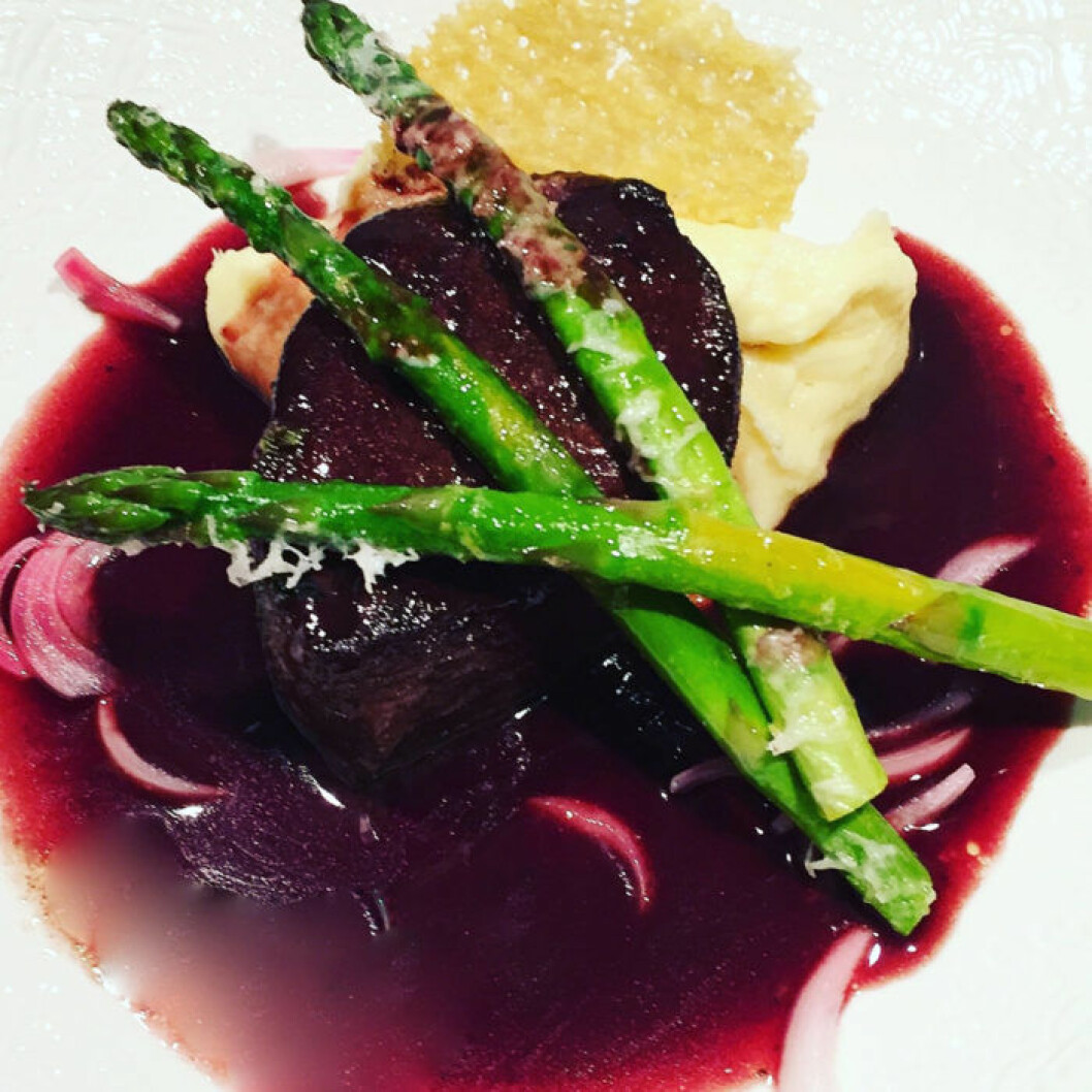 Oxfilétournedos med västerbottenpuré och rödvinssås. Oxfilétournedos med västerbottenpuré och rödvinssås.