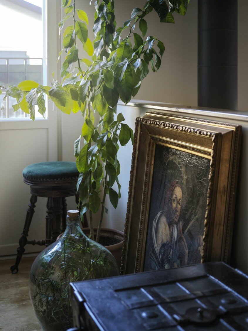 På ovanvåningen finns ett litet arbetsrum där ett stort citronträd står. Trädet drevs upp från frö av dottern Lita för några år sedan. Tavlan är ett auktionsfynd och kallas av familjemedlemmarna för baconmannen. Konst