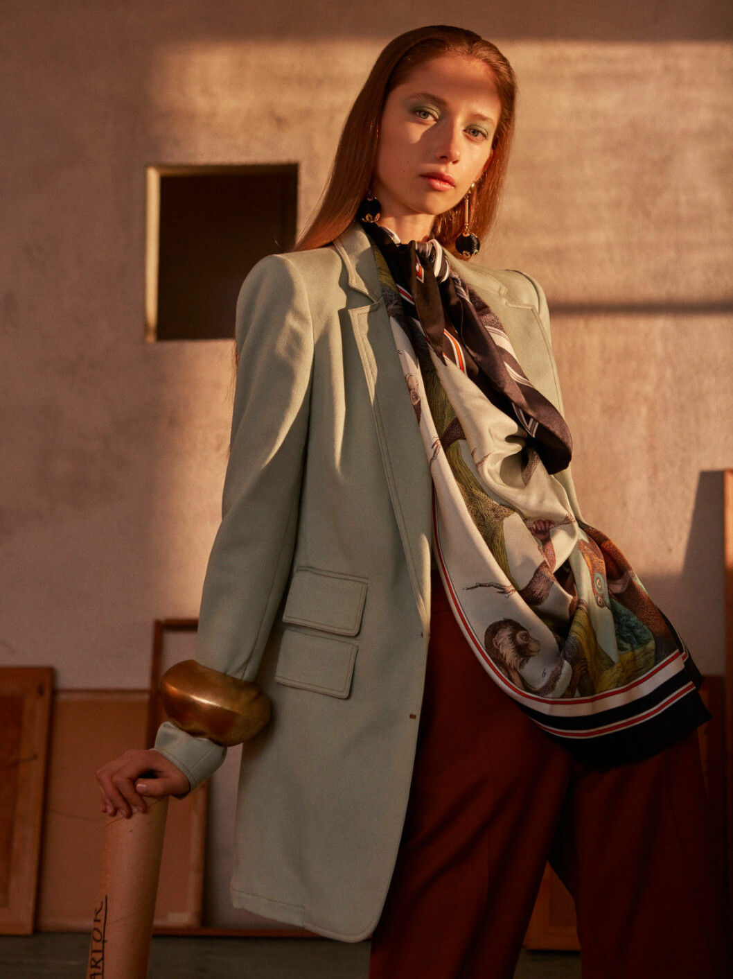 Blazer, 9 090 kr, Max Mara. Topp, pris vid förfrågan, Burberry. Byxa, 9 300 kr, Victoria Beckham. Armband, 682 kr, Monies. Örhänge, 199 kr, Judits. Konstnärssjäl på vift 70-tal 9