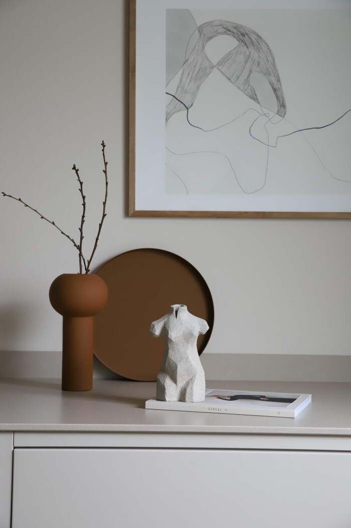 Bruna detaljer både matchar och kontrasterar i de beige inredningarna. Foto: Cooee kontraster i inredningen från cooee