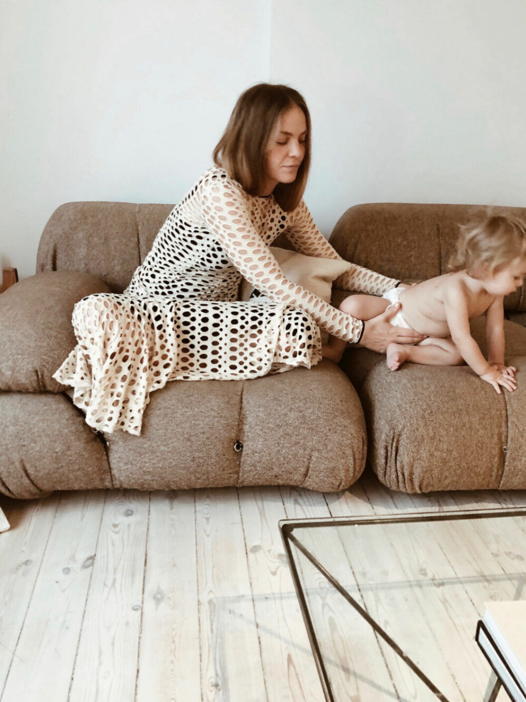 Ellen Dixdotter och hennes minsting August. Ellen Dixdotter i sin lägenhet i Köpenhamn