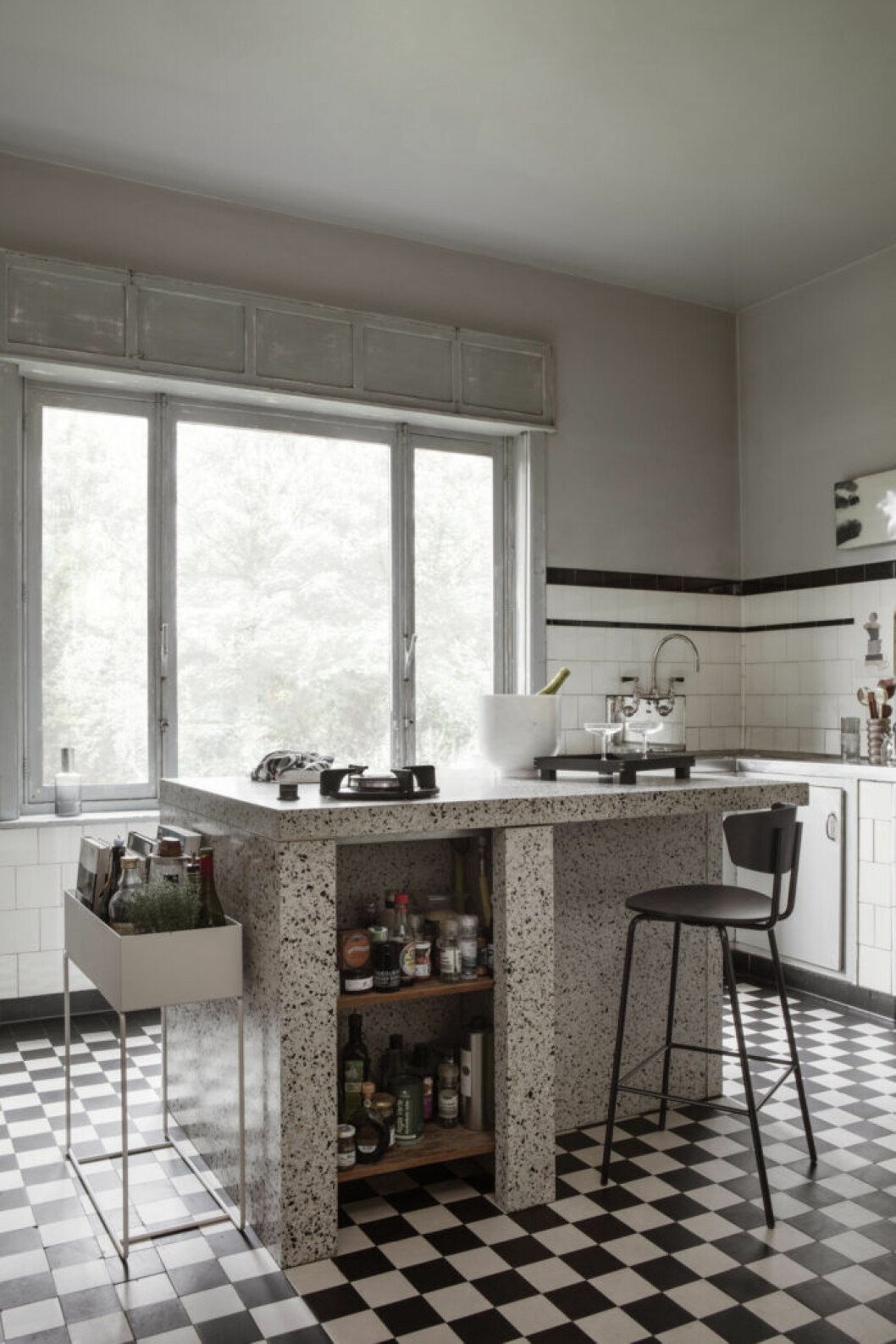 En blomlåda som sidobord i köket. Foto: ferm living Använd din inredning på nya sätt under ditt köpfria år