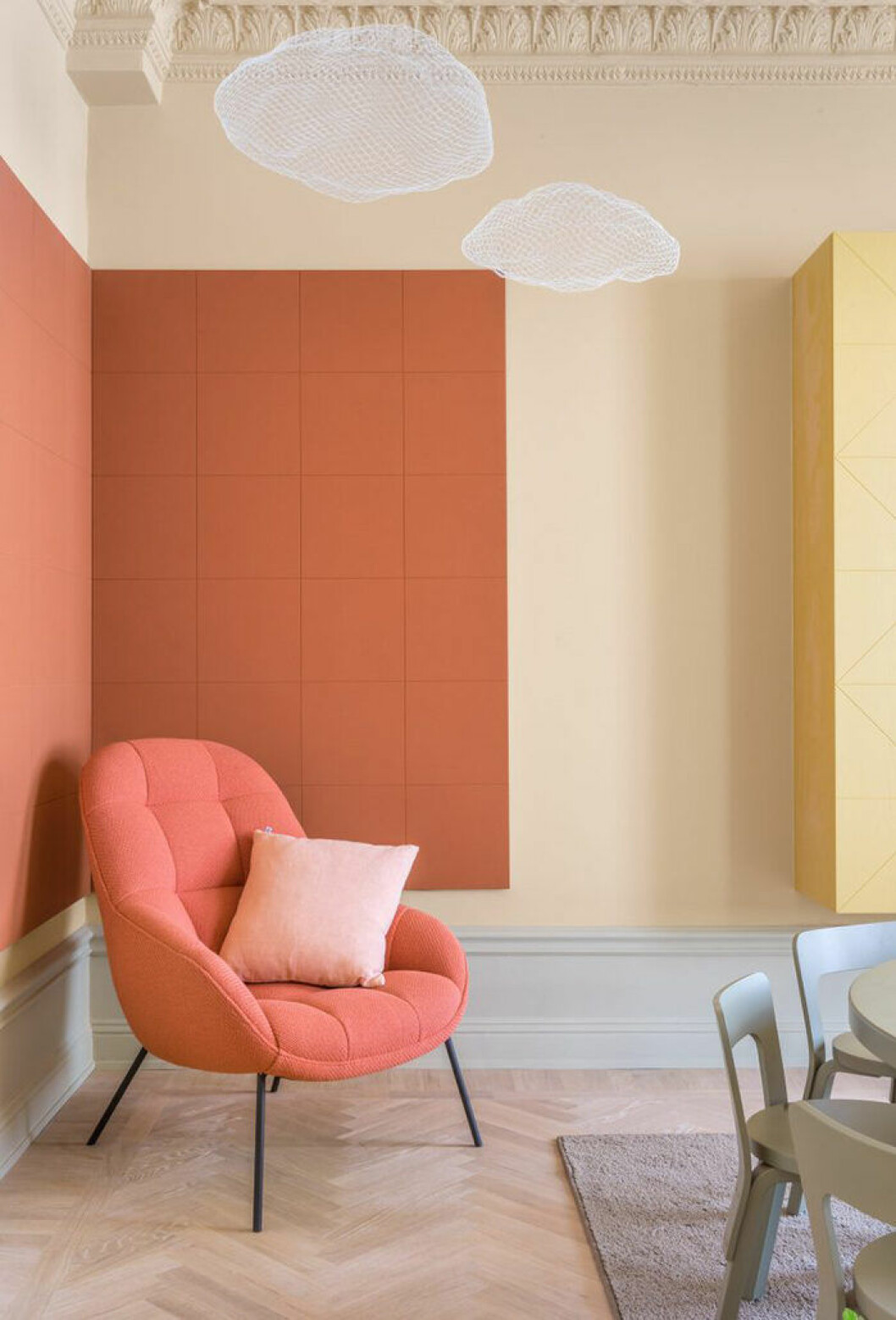 Foto: <a href="https://notedesignstudio.se/hidden-tints/" target="_blank" rel="noopener">Note Design Studio</a> Statementmöbel i korall hos Note Design Studio