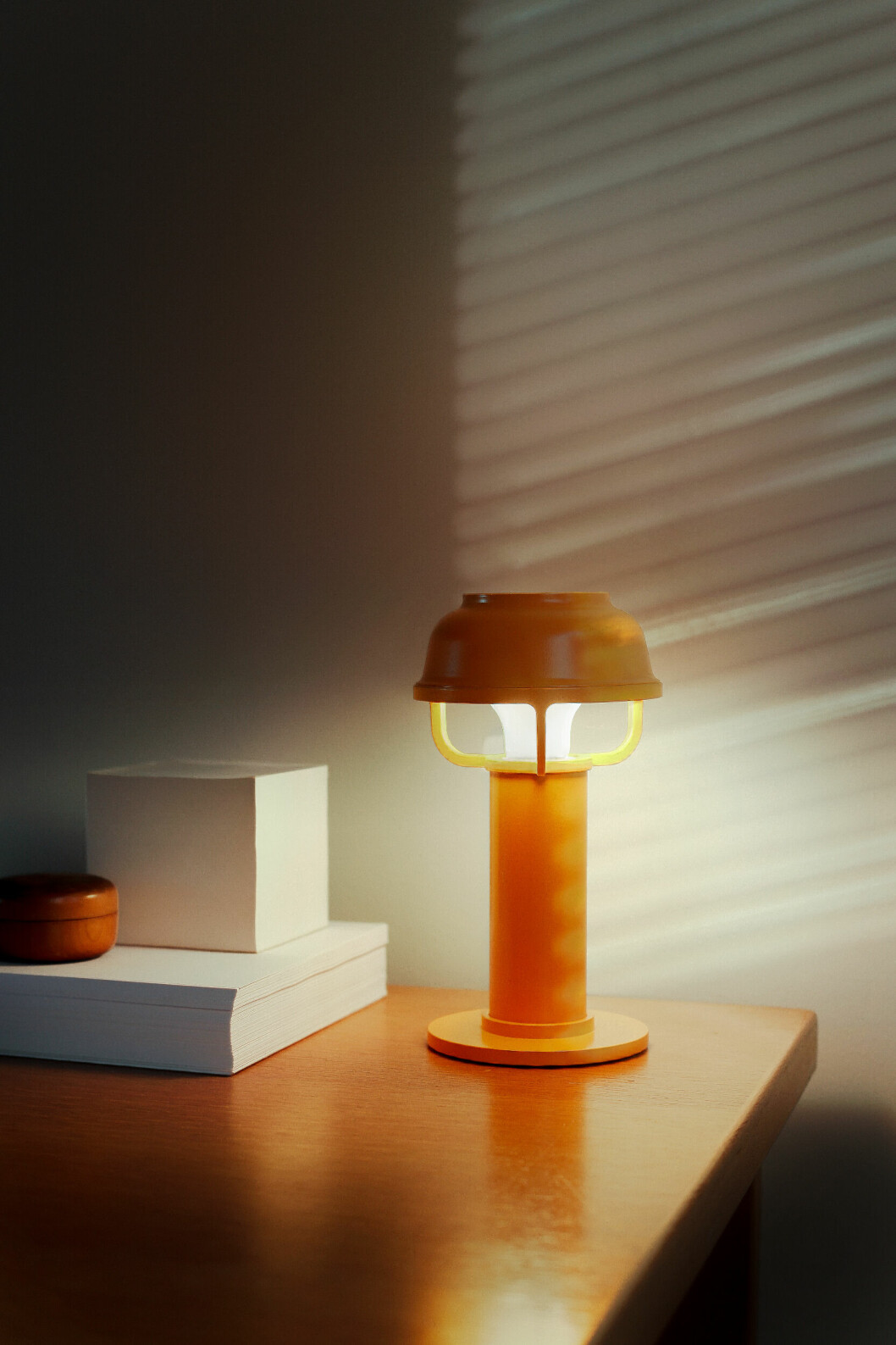 orange bordslampa kori från artek