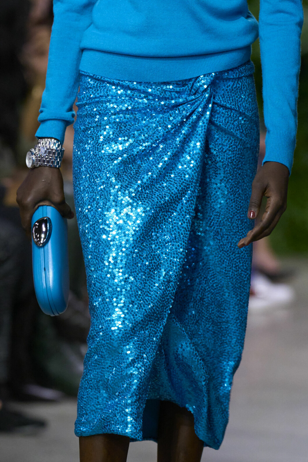 Blå clutchväska med silveröppning, Michael Kors SS23