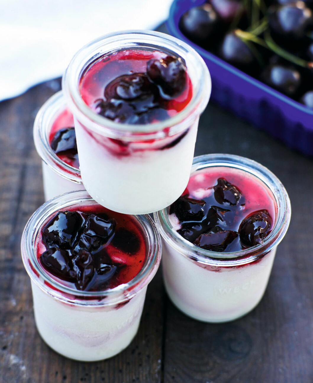 Yoghurtglass med körsbärskompott. Yoghurtglass med körsbärskompott.
