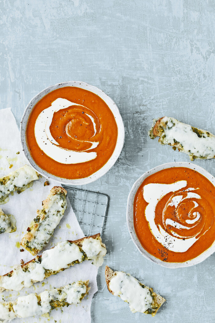 Recept på körsbärstomatsoppa med ostkrustader