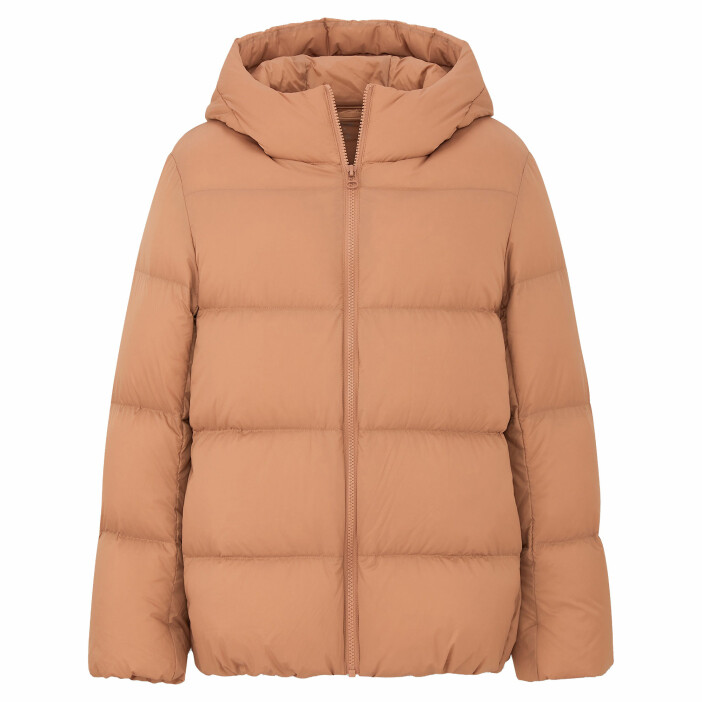 Kort puffig dunjacka från Uniqlo som finns i ett flertal färger.