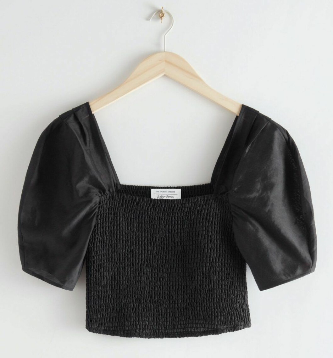  Svart blus med puffärm och smock från & Other stories. 