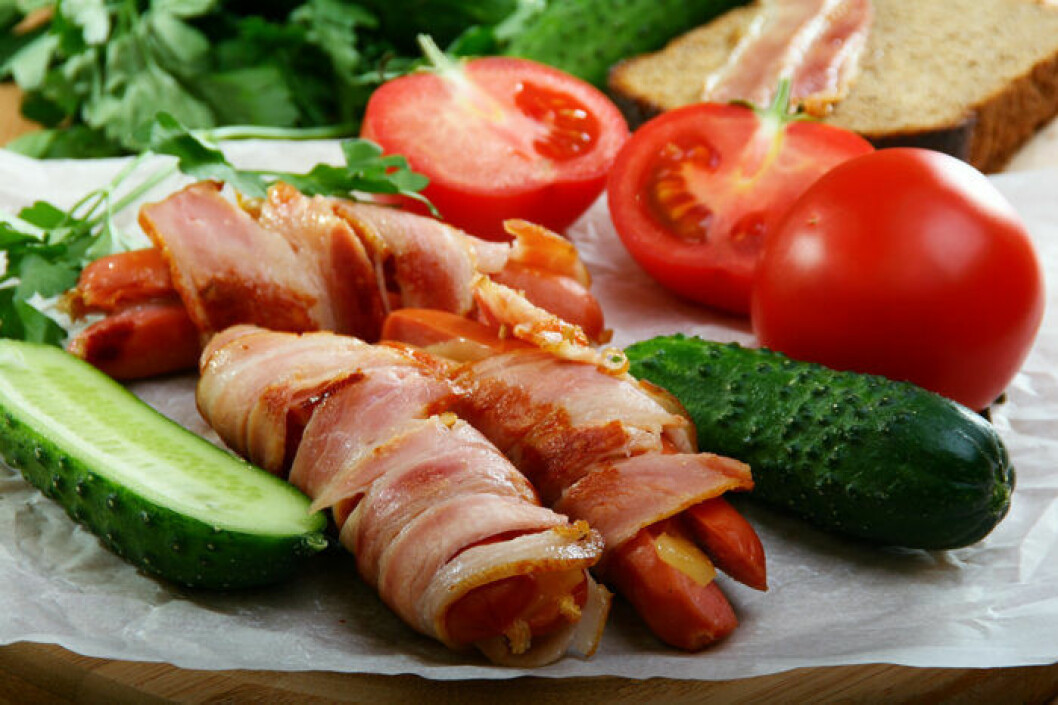 Baconlindad korv med fyllning. Foto: Shutterstock Baconlindad korv med fyllning.