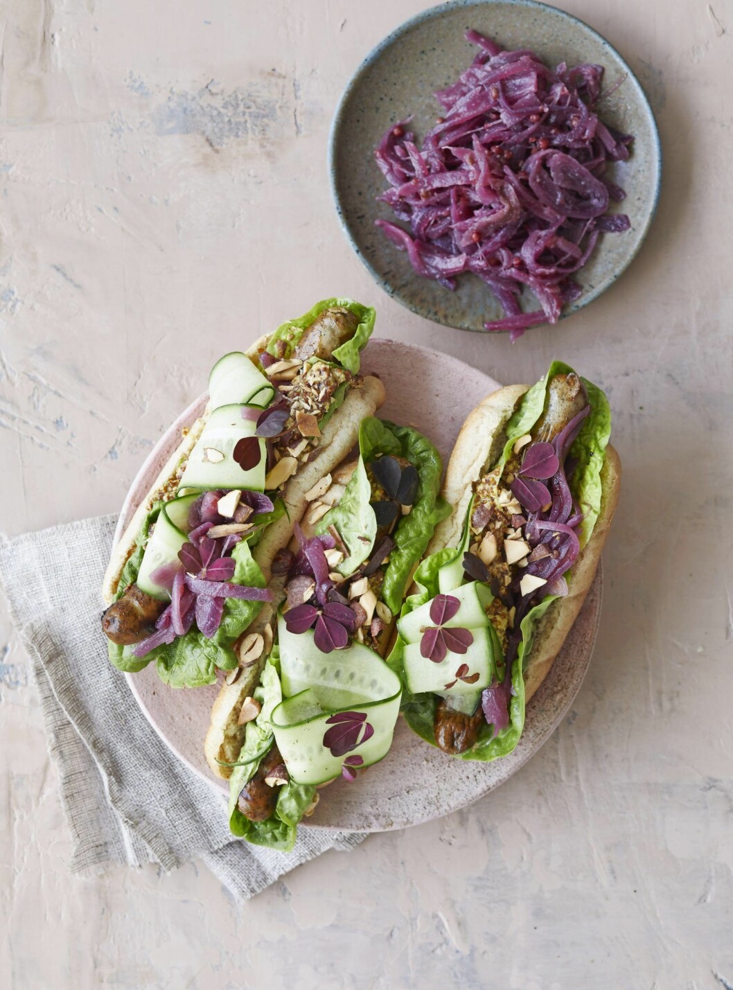 En härlig relish gör korven vardagslyxig. Recept korv med topping
