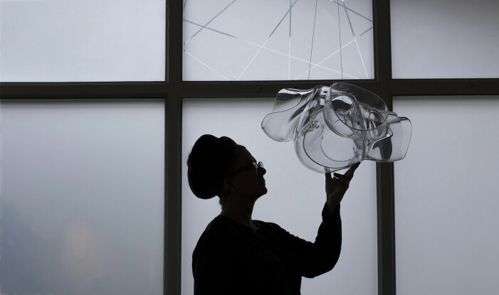 Lena Bergström hämtar inspiration i mode, arkitektur, hantverk, samtiden och inte minst i uppväxtens norrländska natur. Kosta Boda och Orrefors hyllar den mångsidiga glaskonstnären Lena Bergström med ett exklusivt urval av hennes klassiker genom åren.