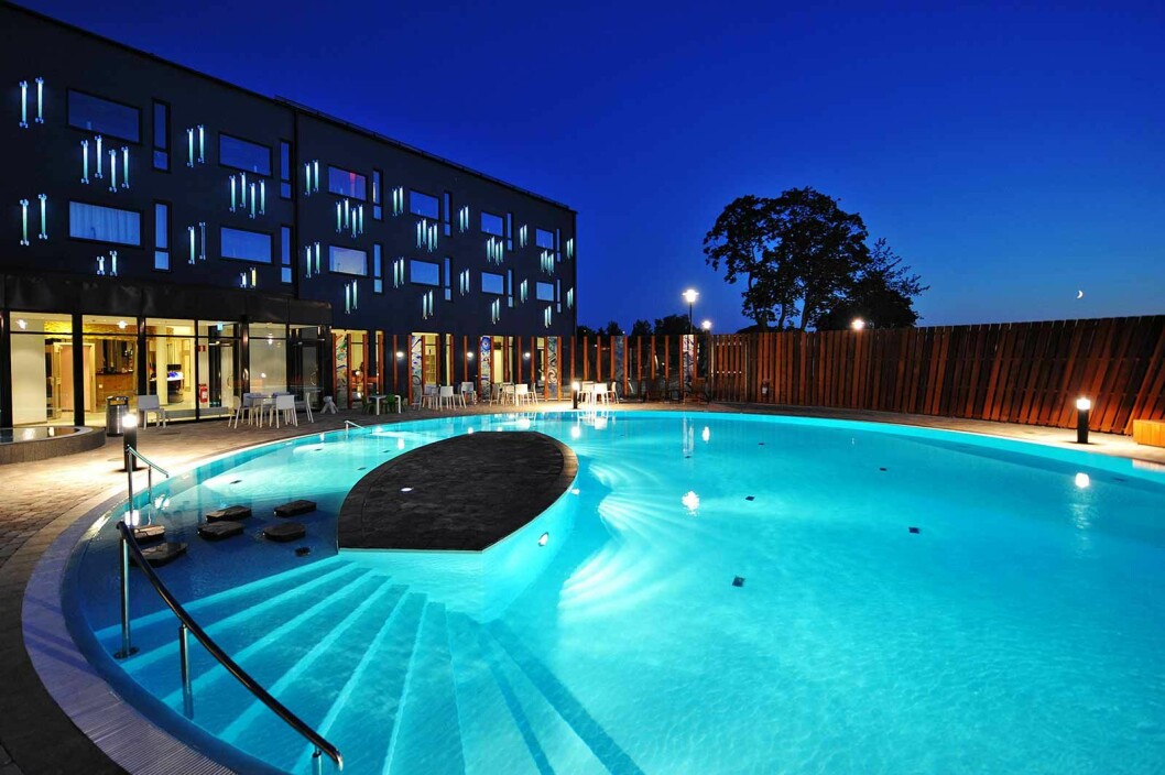 En pool designad av Kosta Bodas glaskonstnär Göran Wärff. Klicka på bilden för att komma direkt till hotellet. En pool utomhus som är upplyst i natten
