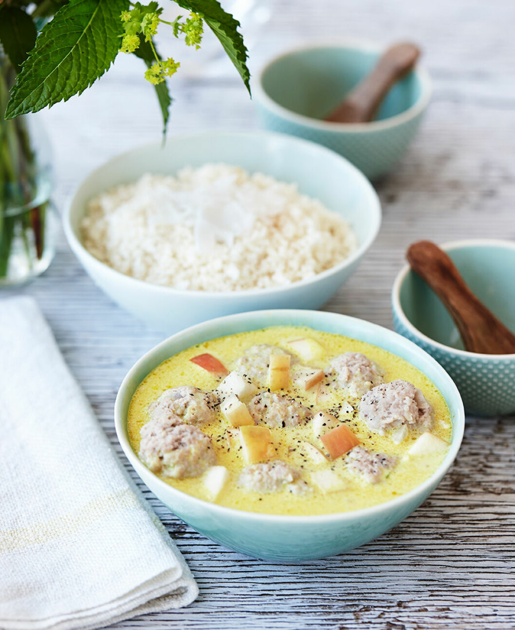 Köttbullar i kokosmjölk med blomkålsris. Foto: Columbus Leth Köttbullar i kokosmjölk med blomkålsris.
