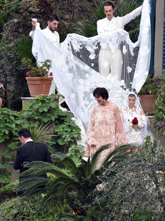 Kourtney Kardashian och Travis Barker gifter sig – här med mamma Kris Jenner