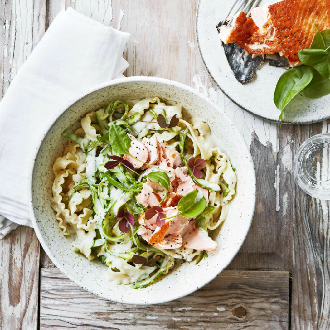 Krämig bandpasta med lax och sparriskräm. Krämig bandpasta med lax och sparriskräm.