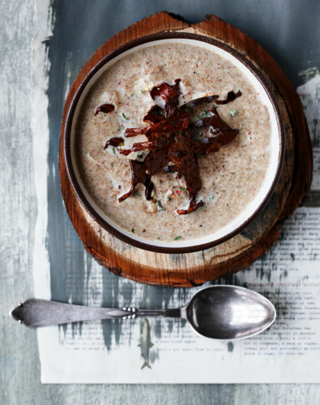Krämig trattkantarellsoppa med syrad grädde. Recept på krämig trattkantarellsoppa med syrad grädde