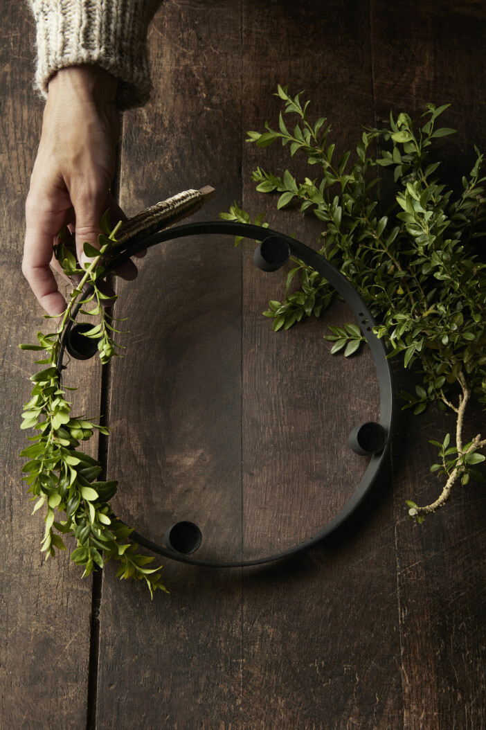 Pynta den runda ljusstaken som en krans till bordet. Foto: Ferm living Krans kombinerad med rund ljusstake