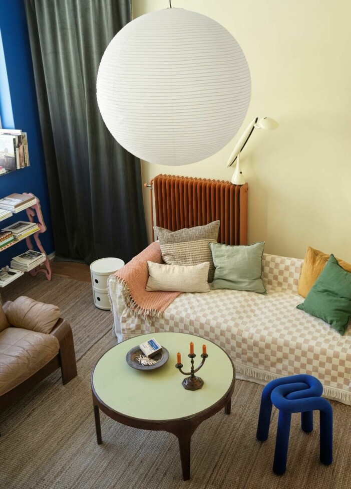 Foto: Petra bindel Stylist: Emma Persson Lagerberg | Syns i: <a target="_blank" href="https://www.elle.se/decoration/edvina-berg-kul-med-kulorer-i-malmo/8101170">Färg och roliga detaljer hos Edvina Berg i Malmö.</a> Så skapar du ett kreativt och personligt vardagsrum