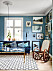 Kristin Krickelin Lagerqvists vardagsrum med ljusblåa väggar och tavlor