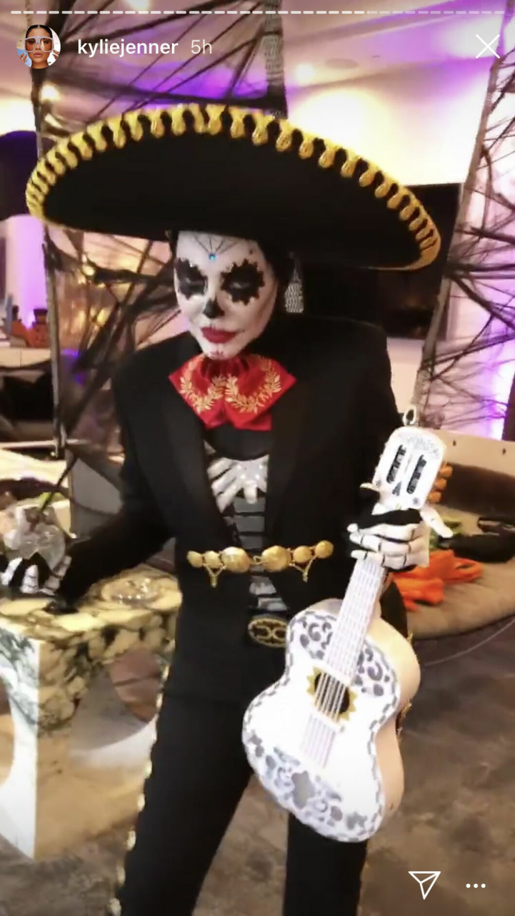 Mamma Kris som mexikansk döskalle. Kris Jenner halloween 2019