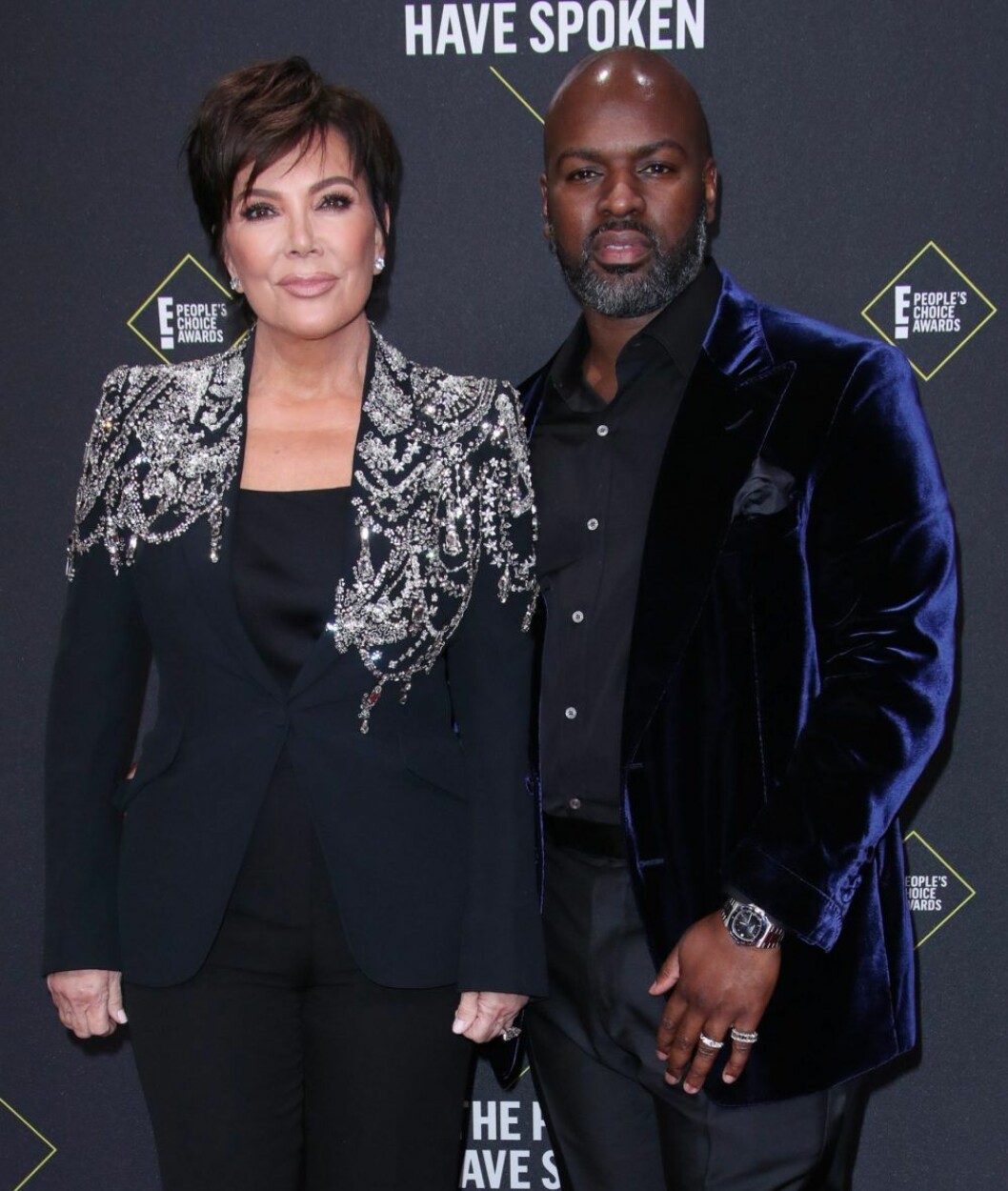 Kris Jenner och Corey Gamble poserar ihop på röda mattan iklädda mörka kläder