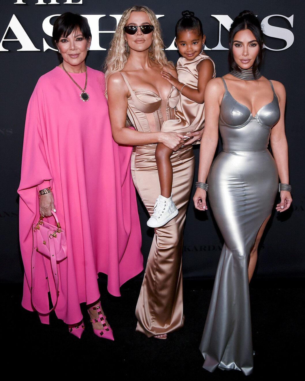 Familjens Momager Kris Jenner med döttrarna Khloé Kardashian och Kim Kardashian. Khloé och Tristan Thompsons dotter True fick också följa med på premiären. kris jenner, khloe kardashian, true thompson, kim kardashian