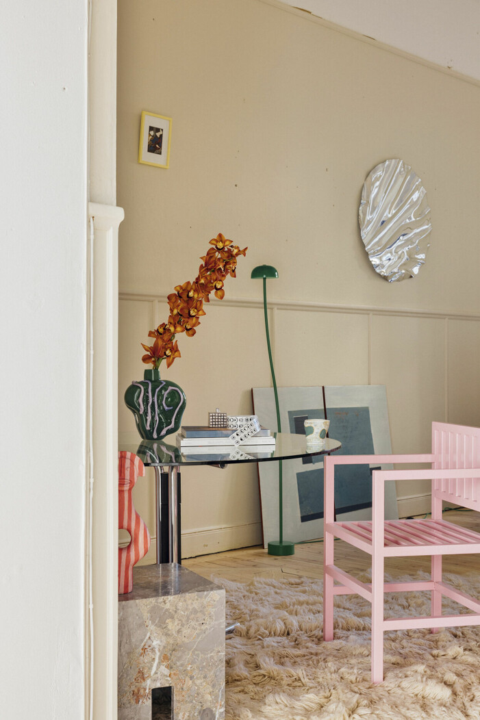 Från vänster till höger: randig skulptur, Krista Rosenkilde, tvådelad tavla, Soraya Forsberg, silvrig tavla, Caia Leifsdotter, matta, Layered, rosa stol, Magniberg, grön lampa, Asplund och marmorbord Public Studio. Randig skulptur, Krista Rosenkilde, tvådelad tavla, Soraya Forsberg, silvrig tavla, Caia Leifsdotter, matta, Layered, rosa stol, Magniberg, grön lampa, Asplund och marmorbord Public Studio.